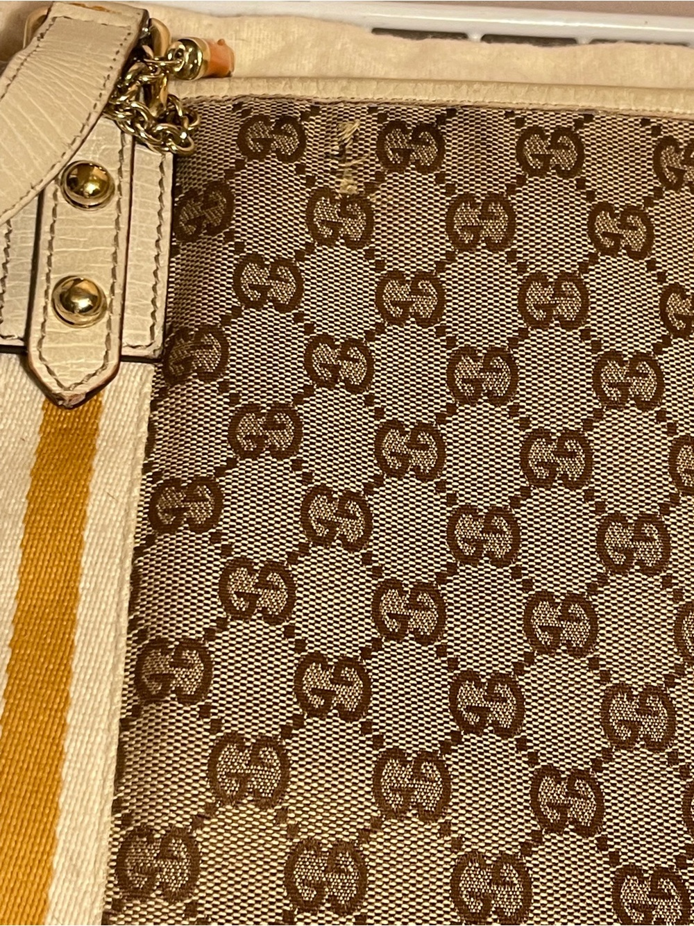 Gucci Crossbody with COA and two bag charms - Picture 2 of 16